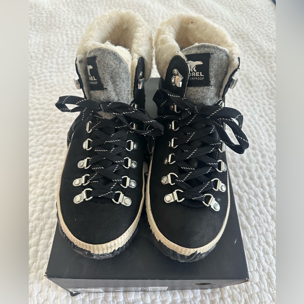 Sorel Black Winter Lace-Up Boots with Cream Shearling Collar